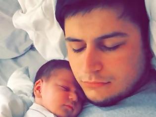 Φωτογραφία για Αποκοιμήθηκε με το μωράκι του αγκαλιά – Το πλάκωσε και πέθανε