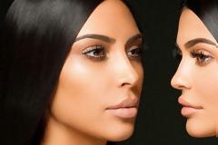 Η νέα εμφάνιση της Kylie Jenner που δείχνει ότι ακολουθεί πιστά την Kim Kardashian