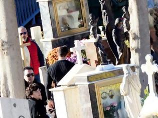 Φωτογραφία για Είχαν τον γιο τους για νεκρό – Εμφανίστηκε στην κηδεία του