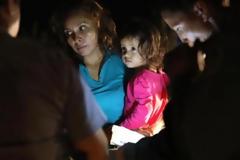 Σπαρακτικό βίντεο – Κλαίνε παιδιά που τα χωρίζουν από τους γονείς στα σύνορα ΗΠΑ – Μεξικού
