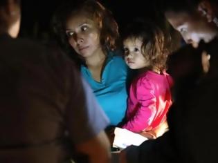 Φωτογραφία για Σπαρακτικό βίντεο – Κλαίνε παιδιά που τα χωρίζουν από τους γονείς στα σύνορα ΗΠΑ – Μεξικού