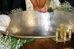 Χαμός στην Πάτρα: Γιαγιά διέκοψε έξαλλη τη βάπτιση της εγγονής γιατί… «Αίσχος! Να ρε! Σε κάνουν…»