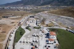 Ουρές απορριμματοφόρων περιμένουν να αδειάσουν στον ΧΥΤΑ Φυλής