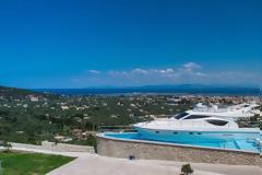 Ξενοδοχείο στη Λευκάδα έβαλε στην πισίνα του και νοικιάζει ένα... γιοτ!