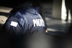 Αξιωματικός της Αστυνομίας από την Αχαΐα συνελήφθη γιατί φωτογράφιζε με το κινητό του κορίτσια με μαγιό -Τον ξυλοφόρτωσε ο παππούς της μίας κοπέλας