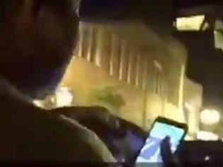 Φωτογραφία για Οι εικόνες είναι αποκαλυπτικές: Ιερόδουλη δίνει χαρά σε ταξιτζή την ώρα που οδηγεί – Δείτε το βίντεο που κατέγραψε πελάτης