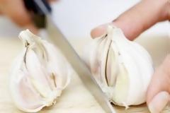 Πέντε τρόποι για να φύγει η μυρωδιά του σκόρδου από το στόμα