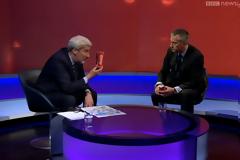 Άφωνος μένει ο διευθυντής της Coca Cola όταν δημοσιογράφος του δείχνει πόση ζάχαρη περιέχει ένα κουτάκι! [video]