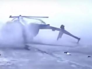 Φωτογραφία για Η σοκαριστική στιγμή που ένα ελικόπτερο πέφτει και συνθλίβεται πάνω σε κτίριο στη Ρωσία! [video]