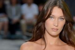 H εκκεντρική εμφάνιση της Bella Hadid με τα πιο ιδιαίτερα παπούτσια της σεζόν