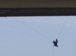 Φωτογραφία για Κάνουν δουλειά στη Γέφυρα Ρίου – Αντιρρίου που σου κόβει την ανάσα! (ΔΕΙΤΕ ΦΩΤΟ)