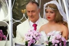 Άντρας παντρεύτηκε στα 55 του αλλά κάτι δεν πάει καλά με αυτή τη νύφη… [video]