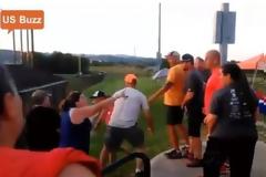 Άγριο ξύλο μεταξύ γονιών σε παιδικό αγώνα σόφτμπολ [video]