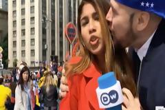 Μουντιάλ: Απίστευτο πέσιμο σε δημοσιογράφο δημοσιογράφου - Τη φίλησε, της έπιασε το στήθος και…[video]
