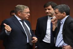 Ψυχρολουσία και από τον ESM: Εφαρμόστε έγκαιρα τις μειώσεις σε συντάξεις και αφορολόγητο