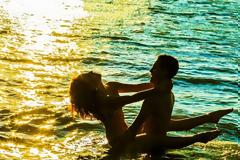 Σεξ το καλοκαίρι: Οι κίνδυνοι και πώς να το απολαύσεις χωρίς άγχος