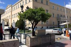 Συνελέφθη γυναίκα στη Βουλή για ακάλυπτες επιταγές