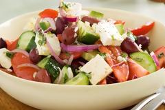 Ποιες παγίδες μπορεί να κρύβει μία … χωριάτικη σαλάτα και πώς θα τις αποφύγουμε;