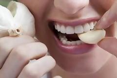 Κρατήστε σκόρδο στο στόμα σας για 30 λεπτά - Τα αποτελέσματα είναι απίστευτα