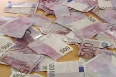 Πόνεσε η καρδιά του κοσμάκη! 85χρονη έσκισε σε χίλια κομμάτια χαρτονομίσματα του 1 εκατ. €