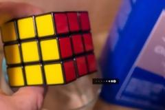 Εβαλε έναν κύβο του Ρούμπικ σε ποτήρι με ασετόν - Είστε έτοιμοι να δείτε τι έγινε; [video]