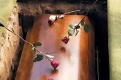 Την έθαψαν μαζί με το κινητό της! Δείτε τι έγινε μετά από 5 χρόνια...