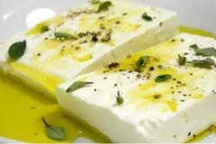 Φέτα: Τι κινδύνους κρύβει για την υγεία;