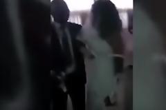 Απίστευτο: Την παράτησε κι εκείνη πήγε στο γάμο του φορώντας... νυφικό! [video]