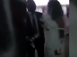 Φωτογραφία για Απίστευτο: Την παράτησε κι εκείνη πήγε στο γάμο του φορώντας... νυφικό! [video]