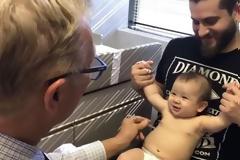 Δε φαντάζεστε πώς ένας παιδίατρος έκανε ένεση σε μωρό χωρίς να καταλάβει τίποτα! [Video]