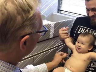 Φωτογραφία για Δε φαντάζεστε πώς ένας παιδίατρος έκανε ένεση σε μωρό χωρίς να καταλάβει τίποτα! [Video]