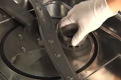 Γιατί να βάλετε μια φλούδα λεμόνι μέσα στο πλυντήριο πιάτων σας