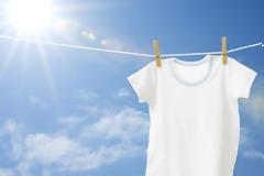 Το εύκολο κόλπο για να κάνετε τα λευκά ρούχα πιο αστραφτερά