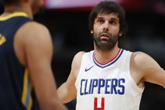 Ο Ομπράντοβιτς εξετάζει τον Τεόντοσιτς