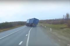 Απίστευτο βίντεο - Οδηγός φορτηγού χάνει τον έλεγχο του οχήματος σε εθνική οδό
