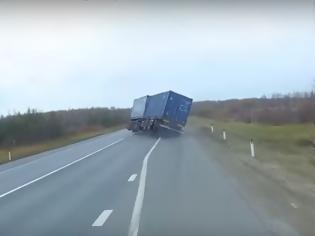 Φωτογραφία για Απίστευτο βίντεο - Οδηγός φορτηγού χάνει τον έλεγχο του οχήματος σε εθνική οδό