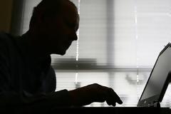 Παιδόφιλοι αντάλλαζαν αρχεία με βιασμούς παιδιών μέσω Facebook
