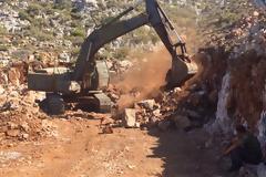 Τα Μηχανήματα ΜΧ του 95 ΤΜΧΕΘ (Ρόδος) στην αποπεράτωση αγροτικού δρόμου στη ν. Κάρπαθο (ΦΩΤΟ)