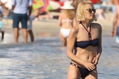 Η Βίκυ Καγιά κάνει βουτιά σε παραλία της Μυκόνου.