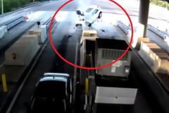 Ανατριχιαστικό ατύχημα: Αυτοκίνητο έπεσε με ιλιγγιώδη ταχύτητα σε διόδια κι ένας επιβάτης εκτοξεύτηκε από το παρμπρίζ [video]