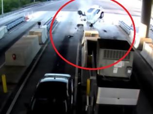 Φωτογραφία για Ανατριχιαστικό ατύχημα: Αυτοκίνητο έπεσε με ιλιγγιώδη ταχύτητα σε διόδια κι ένας επιβάτης εκτοξεύτηκε από το παρμπρίζ [video]