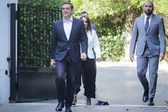 Le Monde: Χάρη στο κουράγιο των Ελλήνων και του Τσίπρα, η Ελλάδα επέζησε