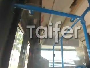 Φωτογραφία για Καπάκι κρέμεται πάνω από κεφάλια επιβάτων σε λεωφορείο του ΟΑΣΘ [video]