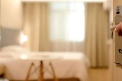 Το «Ξενοδοχείο Γρίπη» σας περιμένει και σας πληρώνει με 3.500 δολάρια! Εσείς θα πηγαίνατε;