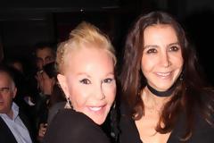 H νεαρή Ζωή Λάσκαρη κρατά την κόρη της μωρό στην αγκαλιά της -Η σπάνια φωτογραφία