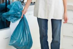 Προσοχή! Γιατί πρέπει πάντα να βάζεις λίγο βαμβάκι στα σκουπίδια σου