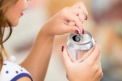 Τι συμβαίνει στον οργανισμό κάθε φορά που πίνετε έστω και ένα αναψυκτικό