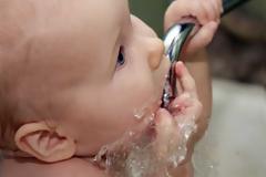 Πότε μπορούν τα μωρά να πιουν νερό; Η απάντηση μπορεί να σας εκπλήξει!