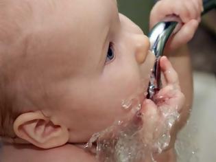 Φωτογραφία για Πότε μπορούν τα μωρά να πιουν νερό; Η απάντηση μπορεί να σας εκπλήξει!