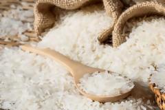 Γιατί να βάλετε ένα βαζάκι με ρύζι στα ντουλάπια σας